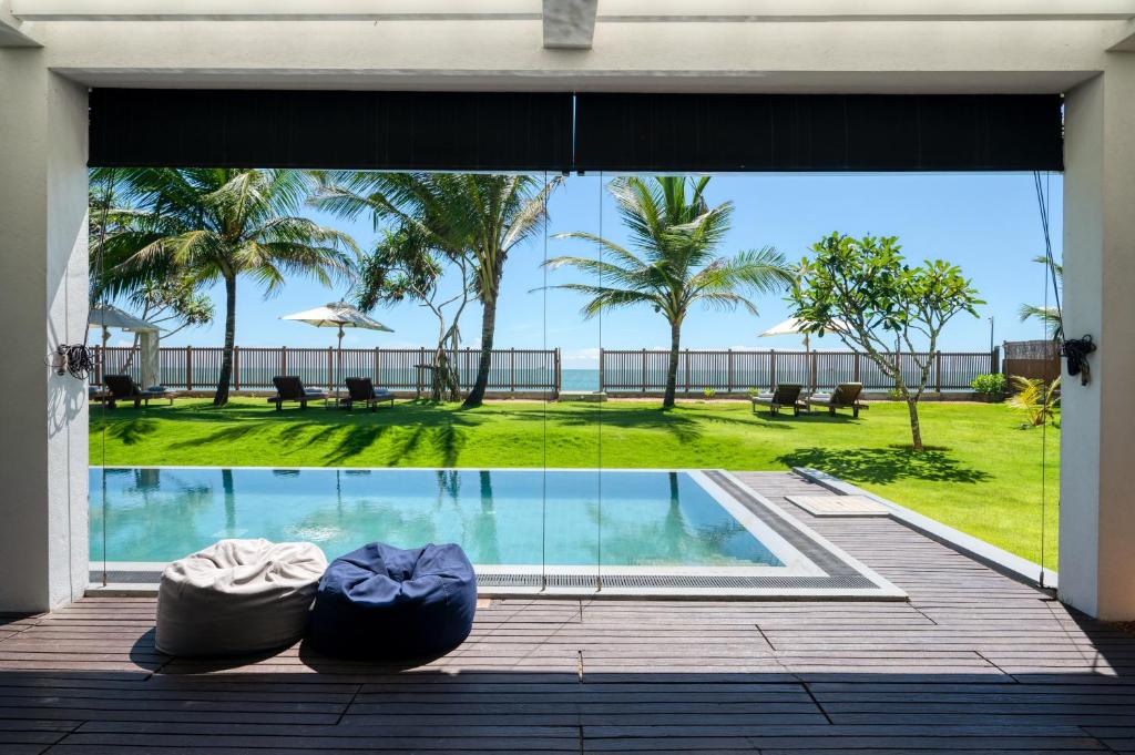 坦加拉的住宿－Céu Ceylon，从房子里可欣赏到游泳池的景色