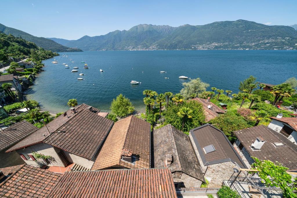 Gerra的住宿－Villa Sophia，享有湖泊的空中景色,在水中划船