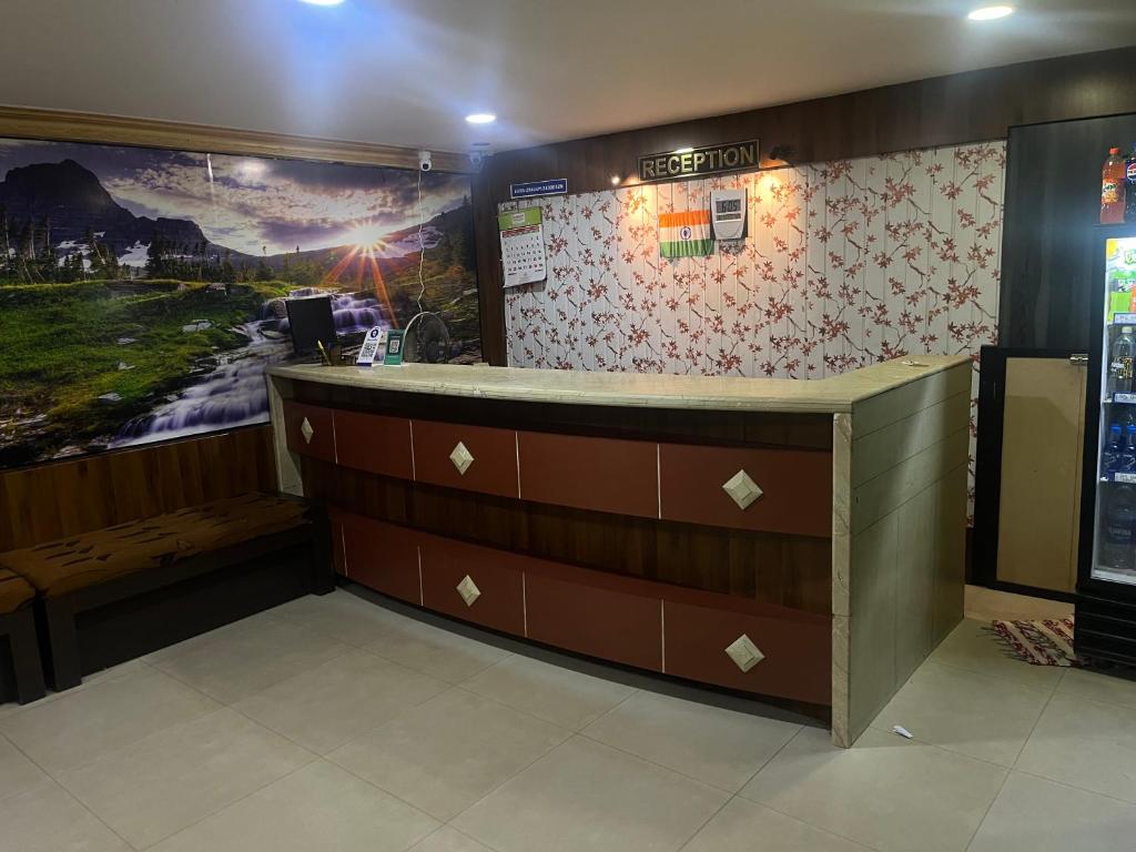 un ristorante con bancone e panca in una stanza di HOTEL ROYAL PARK a Mangalore