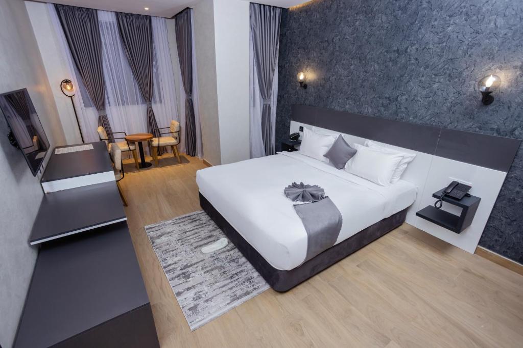 מיטה או מיטות בחדר ב-Shitaye Suite Hotel