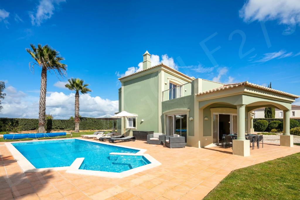 une image d'une villa avec une piscine dans l'établissement Pinta Golf 275, à Carvoeiro