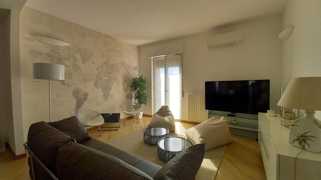 sala de estar con sofá y TV en Grazioso appartamento vicino al Lago di Como, en Erba