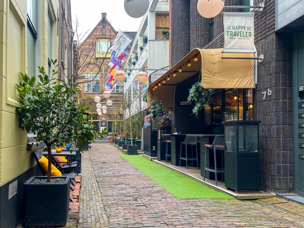 una calle adoquinada en una ciudad con una tienda en Hotel The Happy Traveler en Groningen