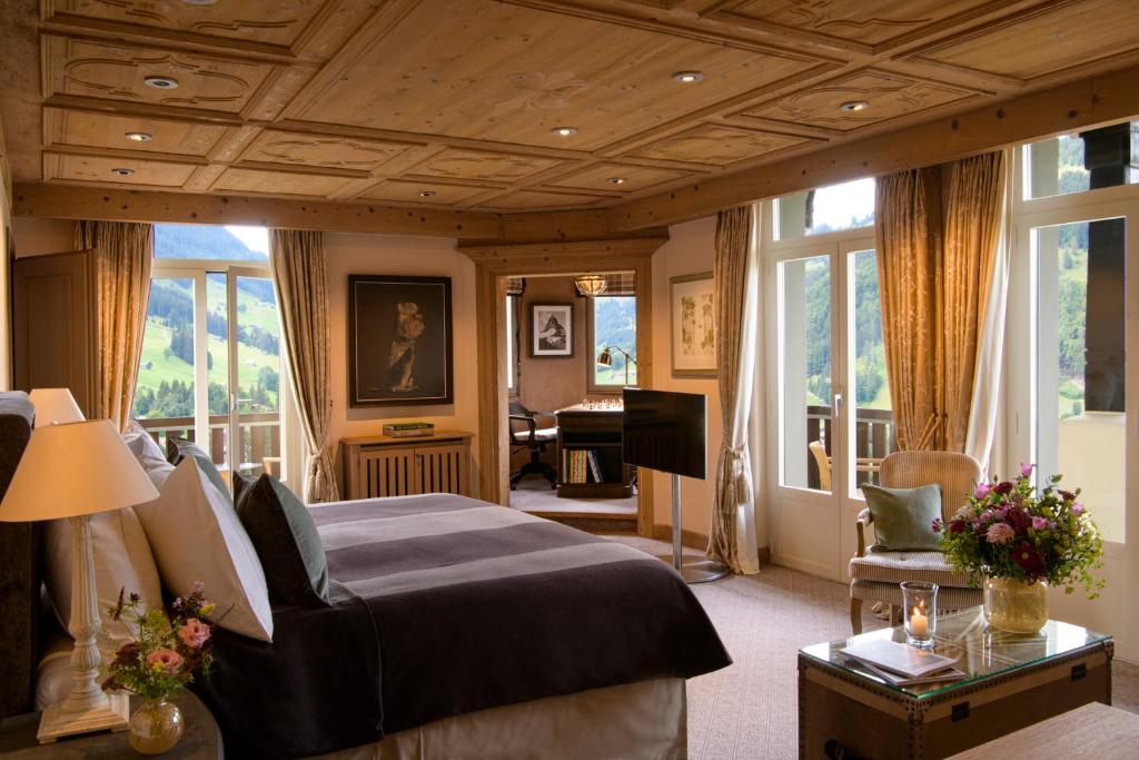 Postel nebo postele na pokoji v ubytování Gstaad Palace