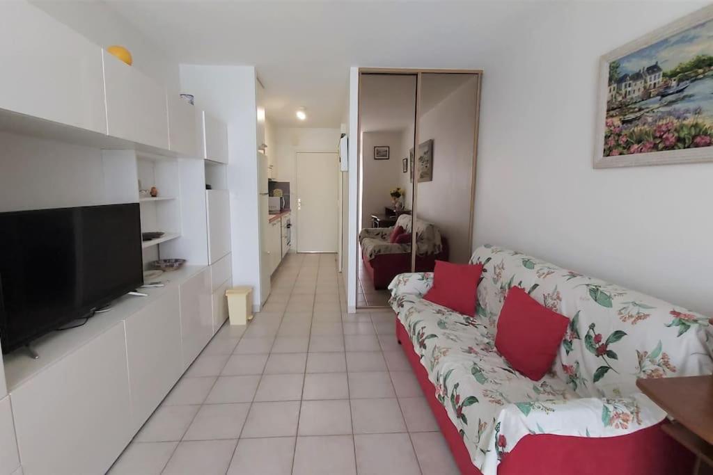 un salon avec un canapé et une télévision dans l'établissement Nouveau dans résidence au calme proche du centre!, à La Grande Motte