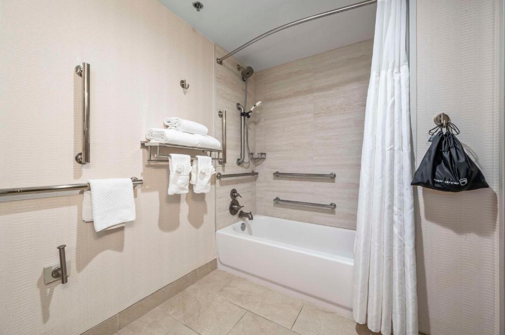 Koupelna v ubytování DoubleTree by Hilton Tucson-Reid Park