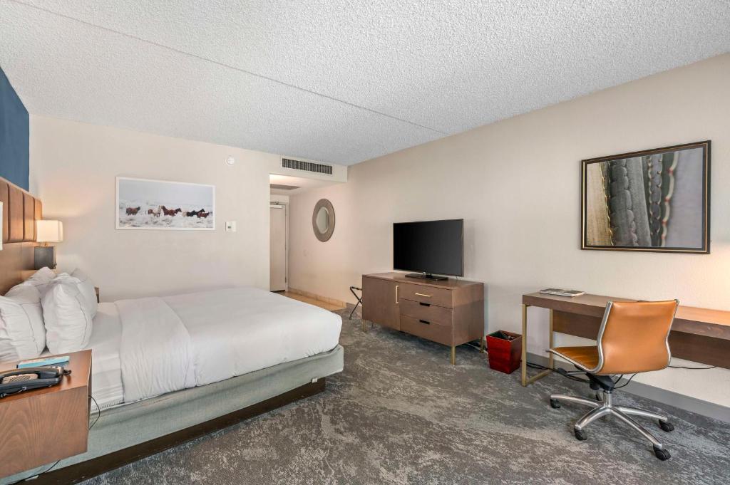 TV a/nebo společenská místnost v ubytování DoubleTree by Hilton Tucson-Reid Park