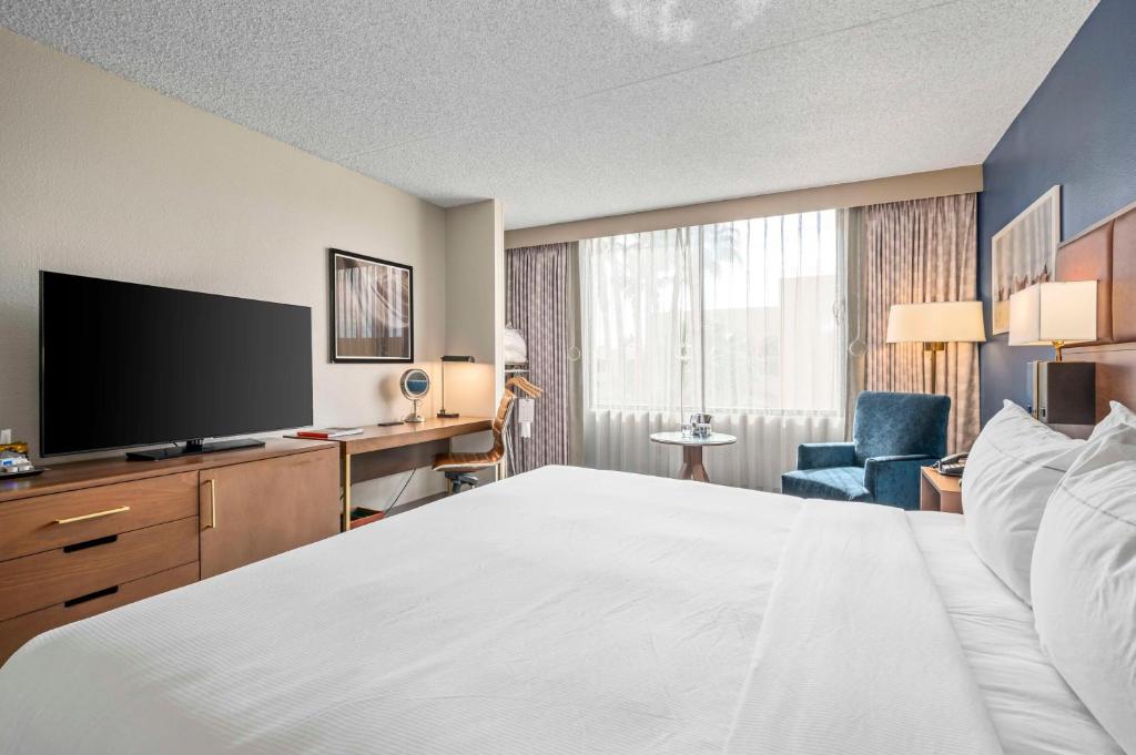 TV a/nebo společenská místnost v ubytování DoubleTree by Hilton Tucson-Reid Park