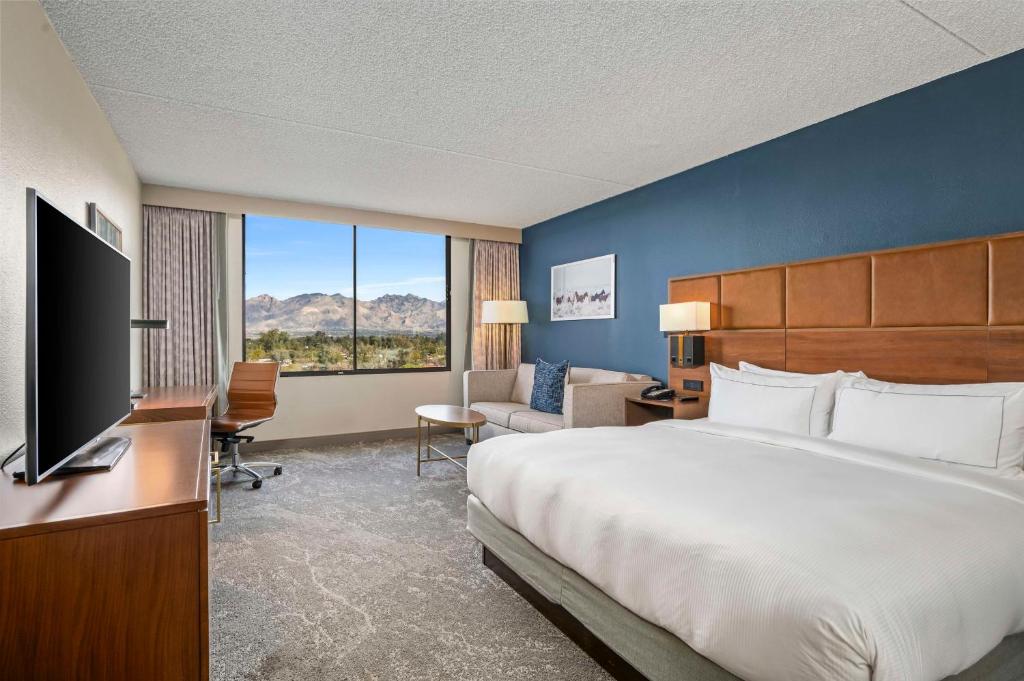 TV a/nebo společenská místnost v ubytování DoubleTree by Hilton Tucson-Reid Park