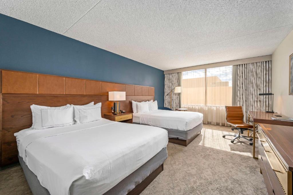 Postel nebo postele na pokoji v ubytování DoubleTree by Hilton Tucson-Reid Park