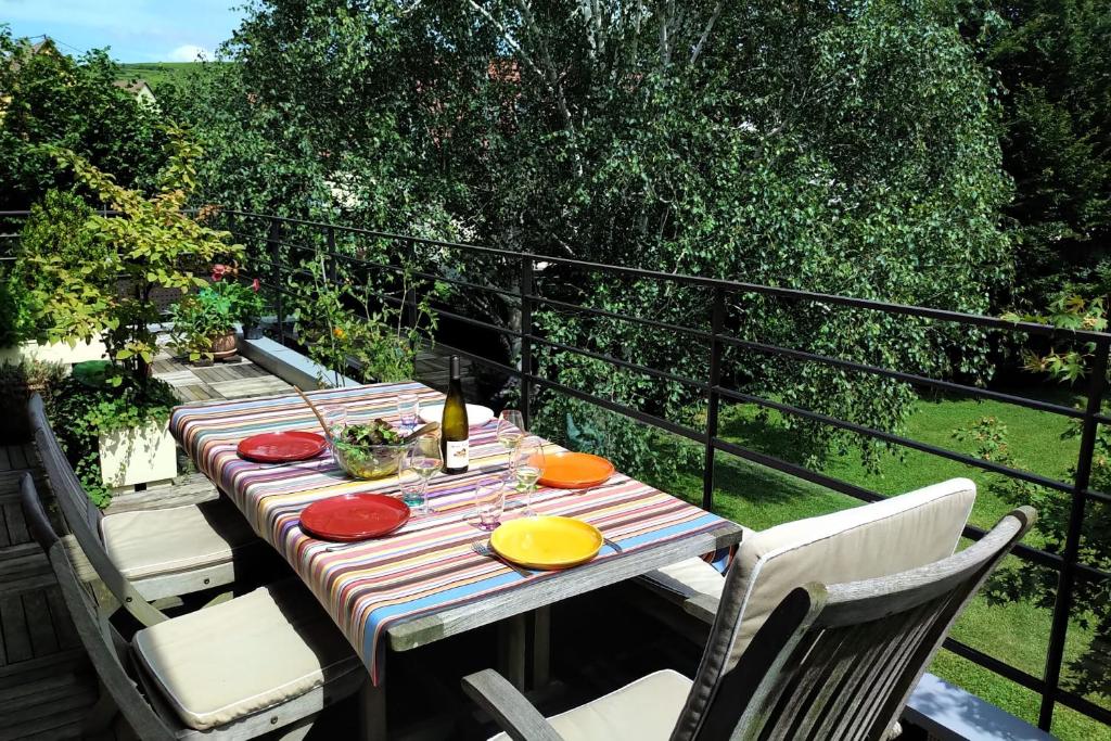 una mesa con platos de comida en el balcón en LA MAISON BERMA, en Westhoffen