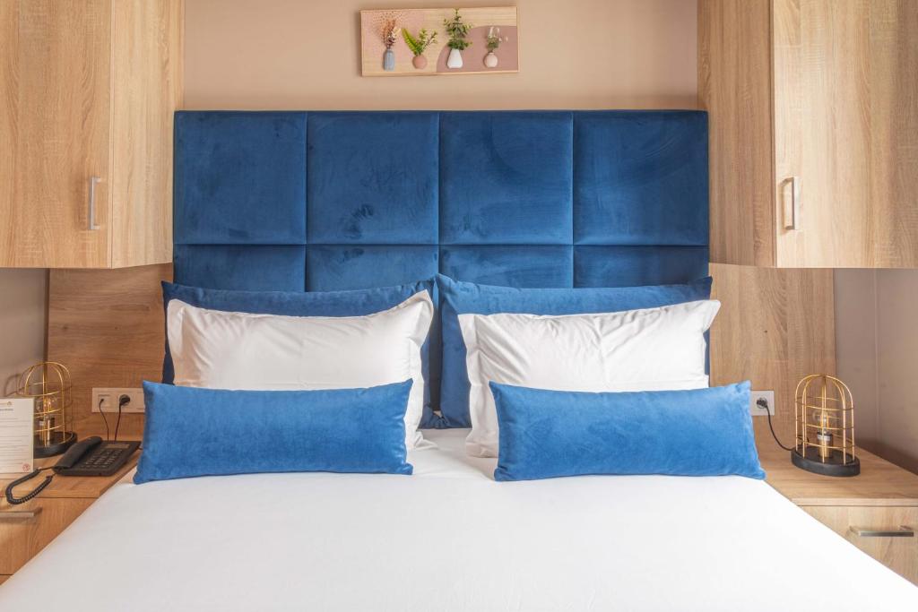 Postel nebo postele na pokoji v ubytování Rent-inn Boutique Hotel