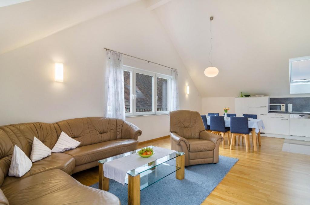 sala de estar con sofá y mesa en Haus Buche, en Hödingen
