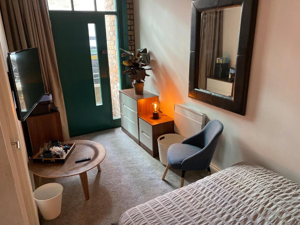曼徹斯特的住宿－WE-stay，一间卧室配有一张床、一张桌子和一面镜子