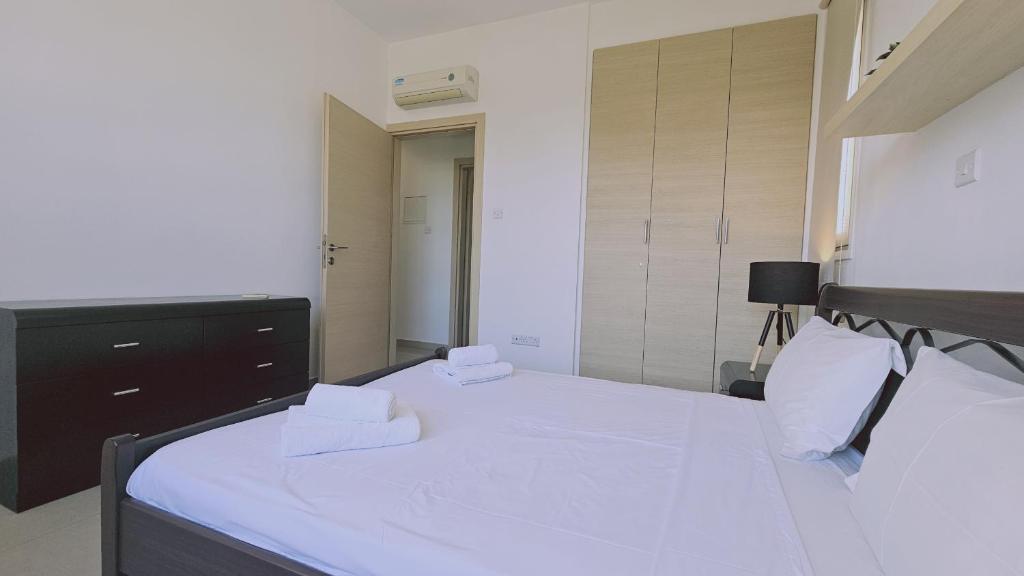Postel nebo postele na pokoji v ubytování STAY White Petals Apartment