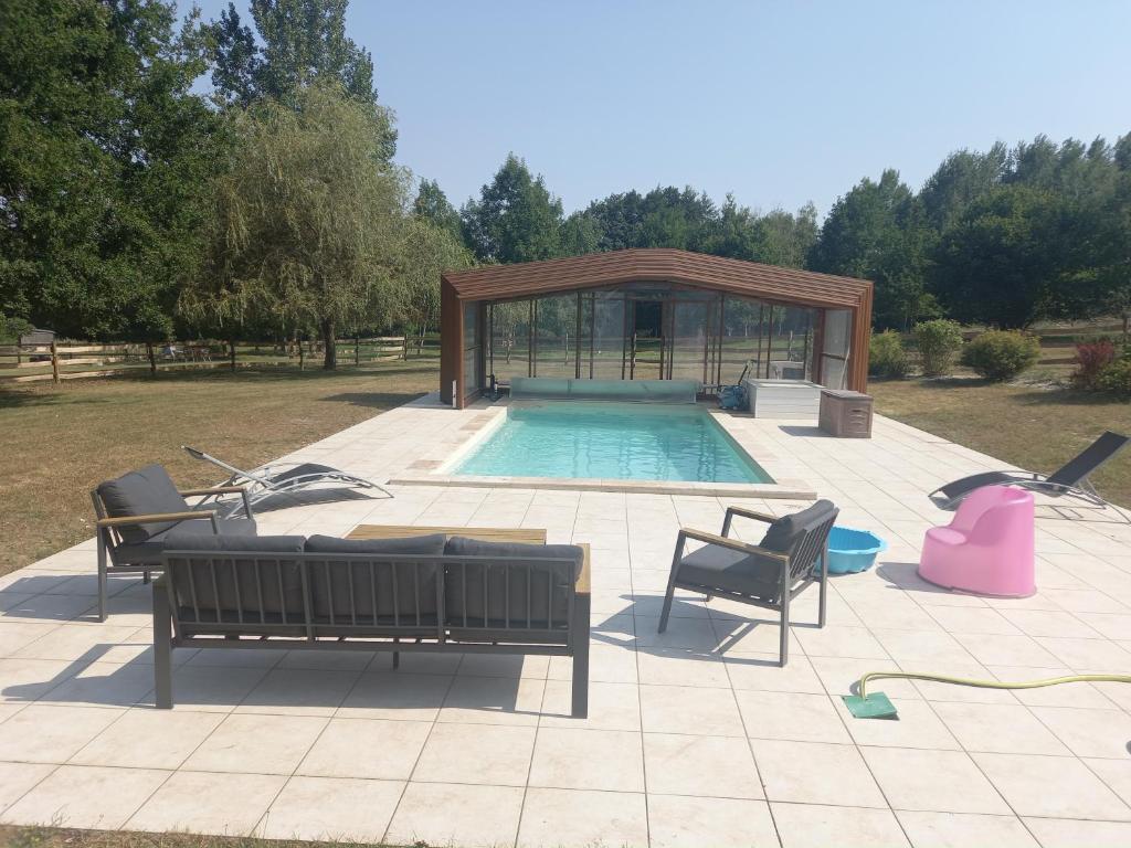 Πισίνα στο ή κοντά στο Chalet au cœur de la nature