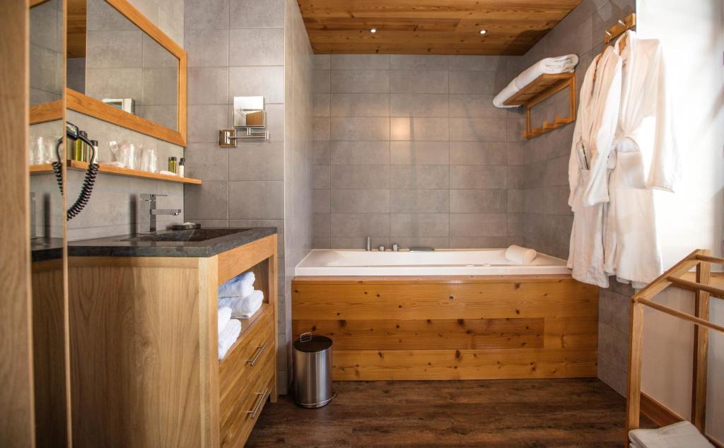 Koupelna v ubytování Hôtel L'Atelier de Donat