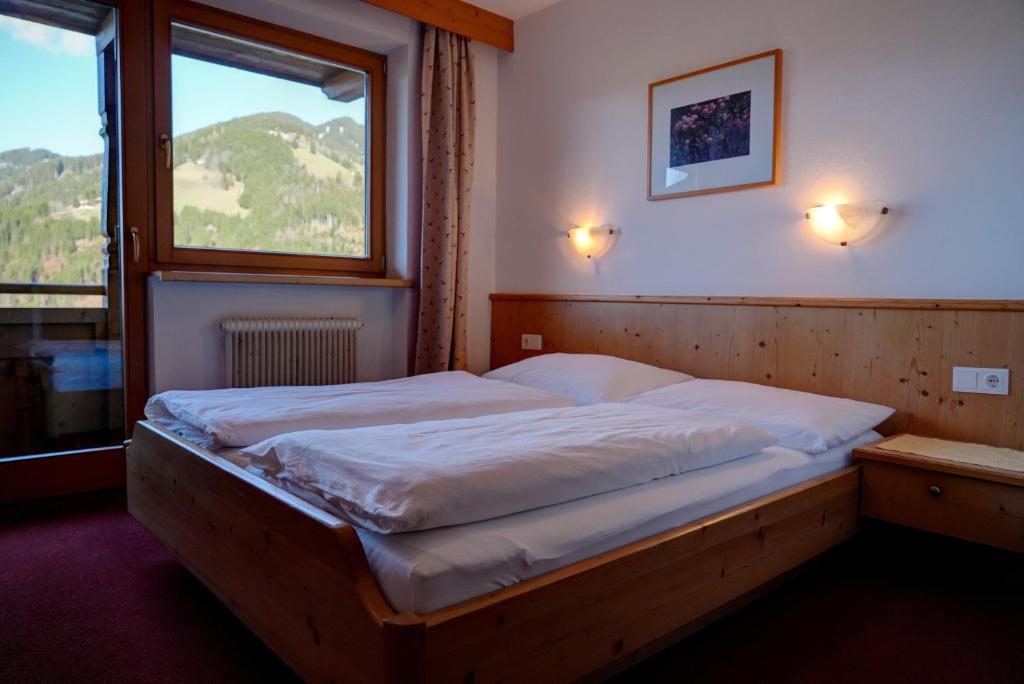Postel nebo postele na pokoji v ubytování Ferienhotel Iris