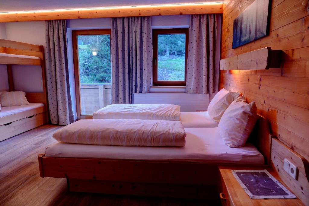 Postel nebo postele na pokoji v ubytování Ferienhotel Iris
