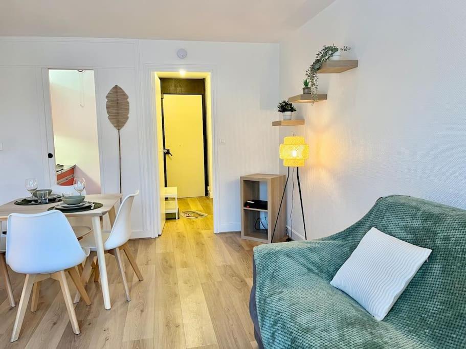 un salon avec un canapé et une table dans l'établissement STELA - Studio cœur de Reims, à Reims