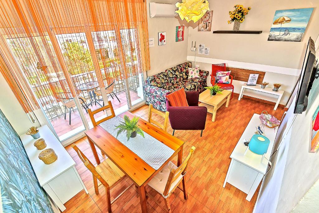 vistas panorámicas a una sala de estar con mesa y sillas en Plaza de Toros 3-Bedroom Apartment with Balcony, en El Puerto de Santa María