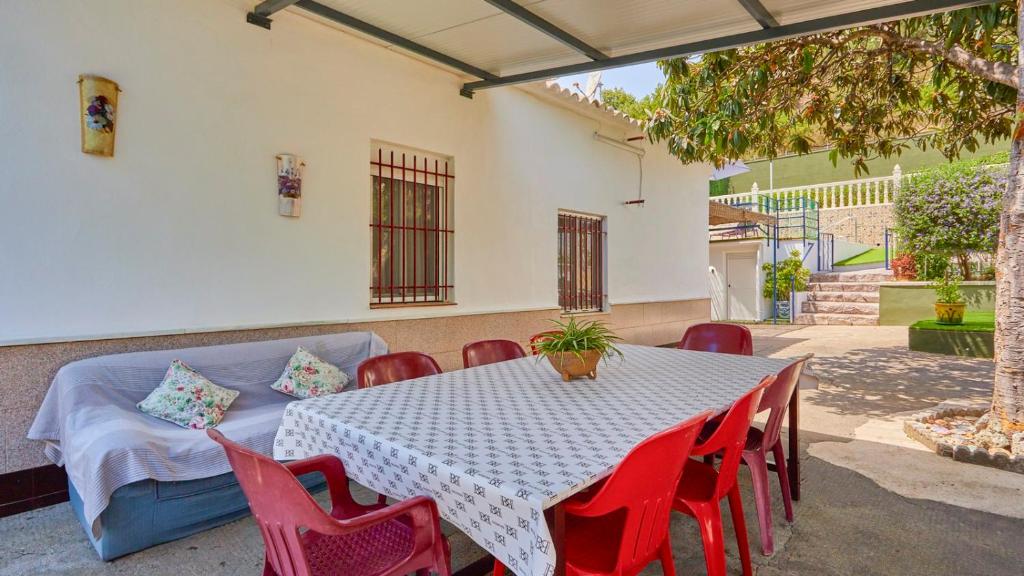 Patio alebo iná vonkajšia časť ubytovania La Ponderosa El Bosque by Ruralidays