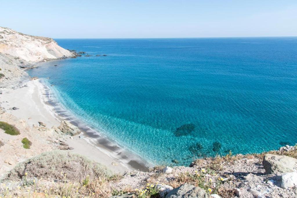 una vista aérea de una playa de agua azul en Thalassopetra in Agia Kyriaki, en Agia Kiriaki Beach