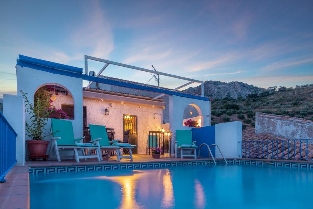 Villa con piscina por la noche en Preciosa casa rural boutique con piscina privada, wifi en Zagrilla