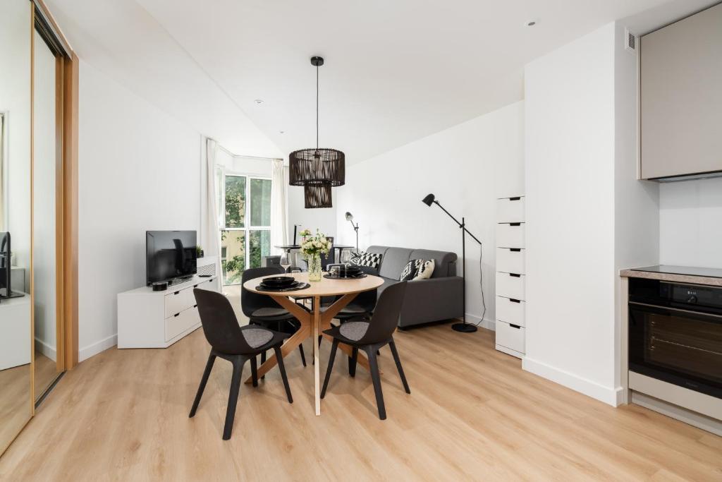 Posezení v ubytování Cozy Black & White Studio in City Center with FREE GARAGE Poznań by Noclegi Renters