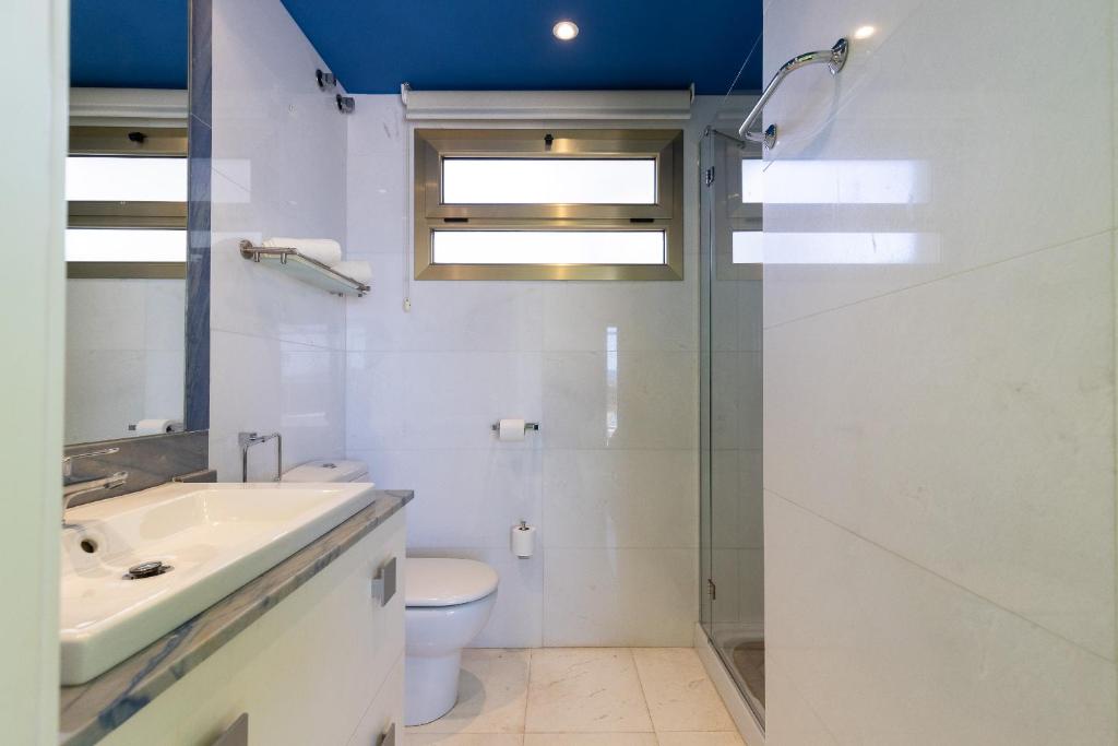 Koupelna v ubytování UHC ACACIAS APARTMENTS SALOU
