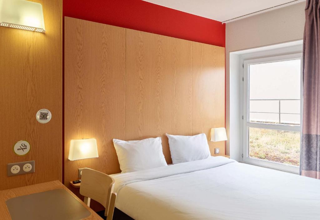 um quarto de hotel com uma cama e uma janela em B&B HOTEL Paris Italie Porte de Choisy em Ivry-sur-Seine