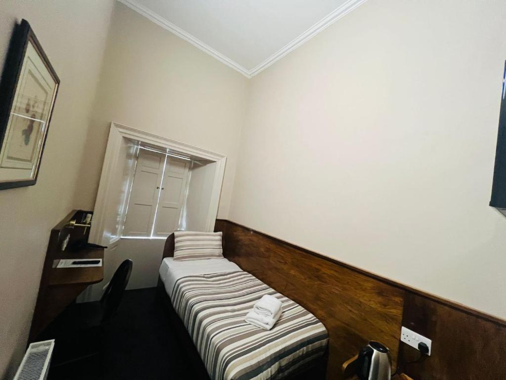 Postel nebo postele na pokoji v ubytování Burntisland House