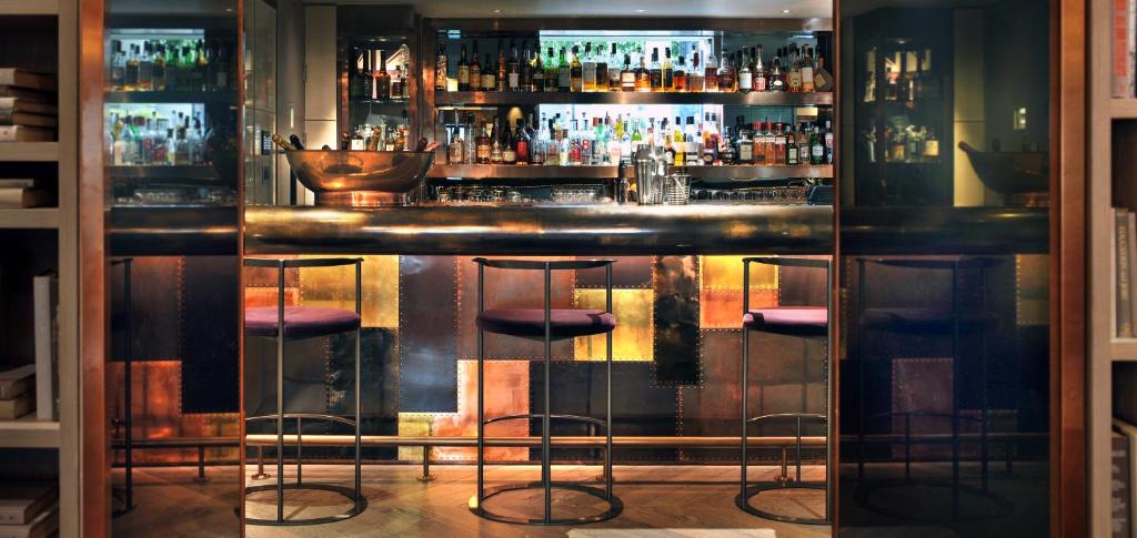 Lounge nebo bar v ubytování The Hari London