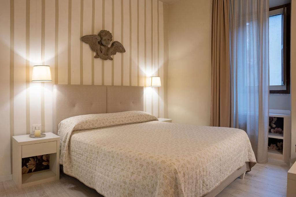 a hotel room with a bed and a nautical at Casa Vèra Affittacamere in Orvieto