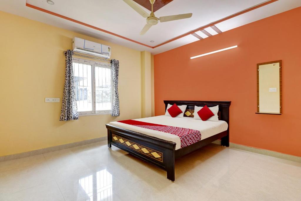 A bed or beds in a room at Super OYO SEA COASTAL INN-3