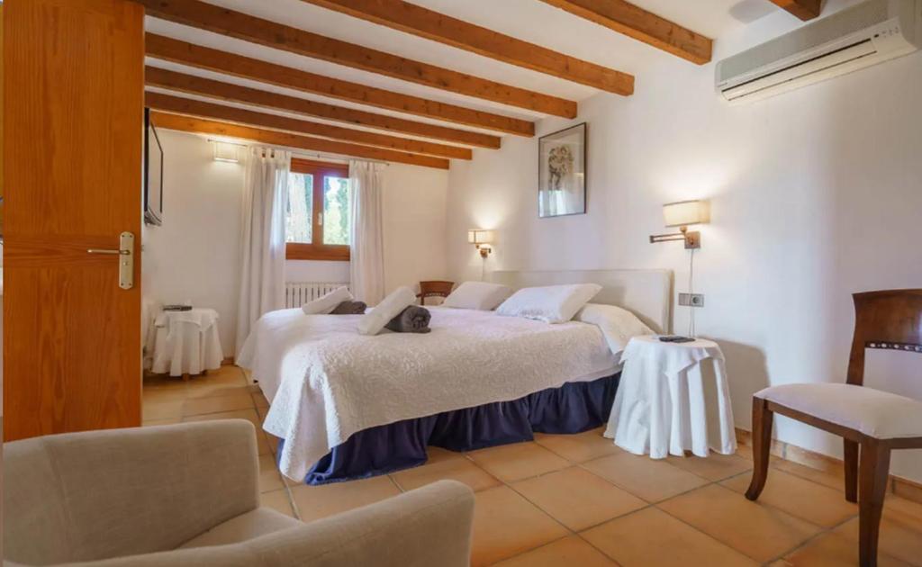Postel nebo postele na pokoji v ubytování Villa Can Canaver