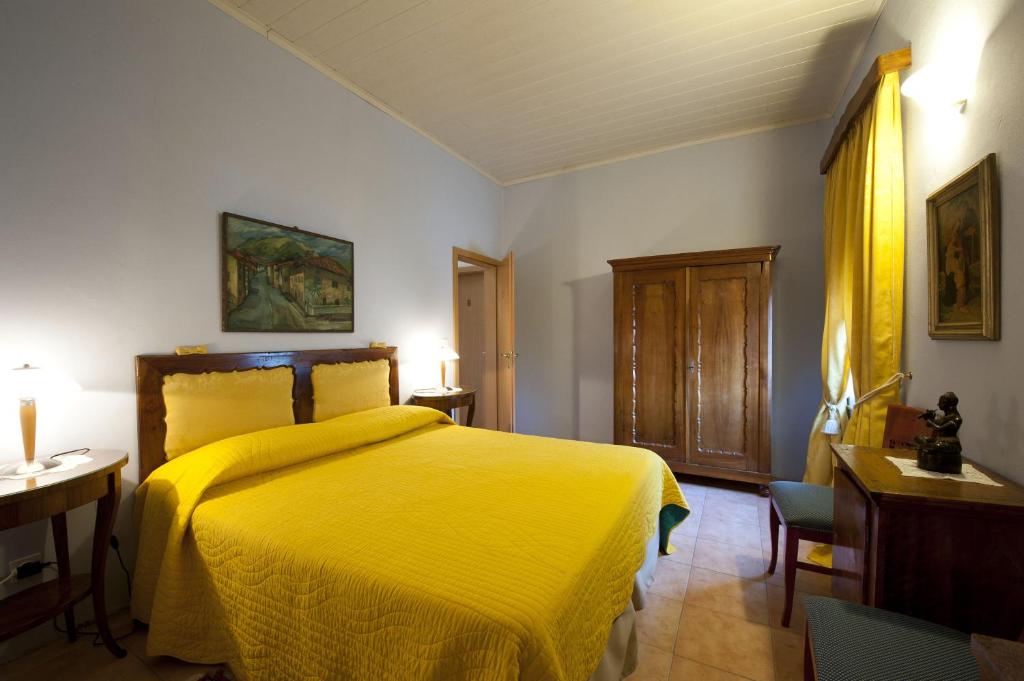 um quarto com uma cama amarela com um cobertor amarelo em The Blue House em Tolmin