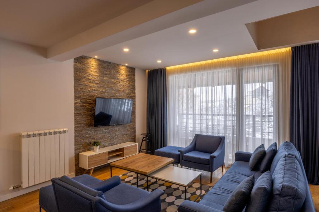 TV a/nebo společenská místnost v ubytování Apartments by BOR - BOR Hotel Complex