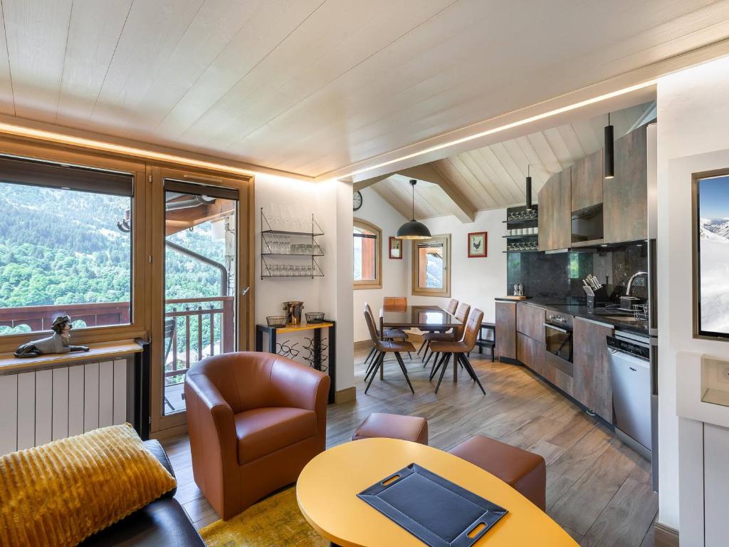 een woonkamer en een keuken met een tafel en stoelen bij Appartement Méribel, 3 pièces, 6 personnes - FR-1-565-29 in Les Allues