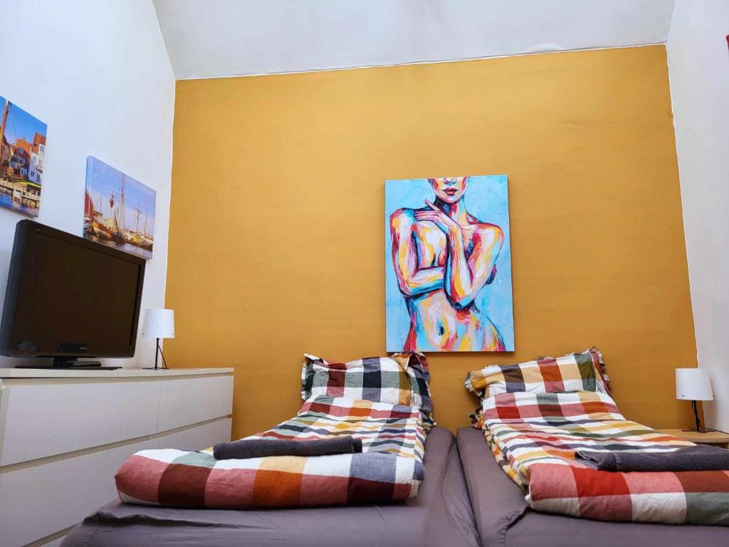 una sala de estar con sofá y una pintura en la pared en Sydfynsk idyl tæt på det hele., en Svendborg