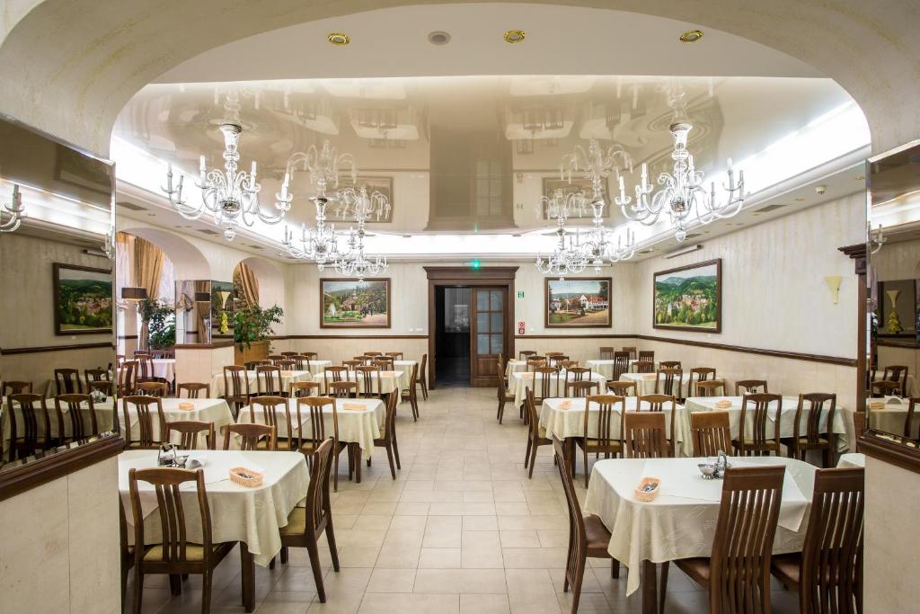 Reštaurácia alebo iné gastronomické zariadenie v ubytovaní Jan Kazimierz