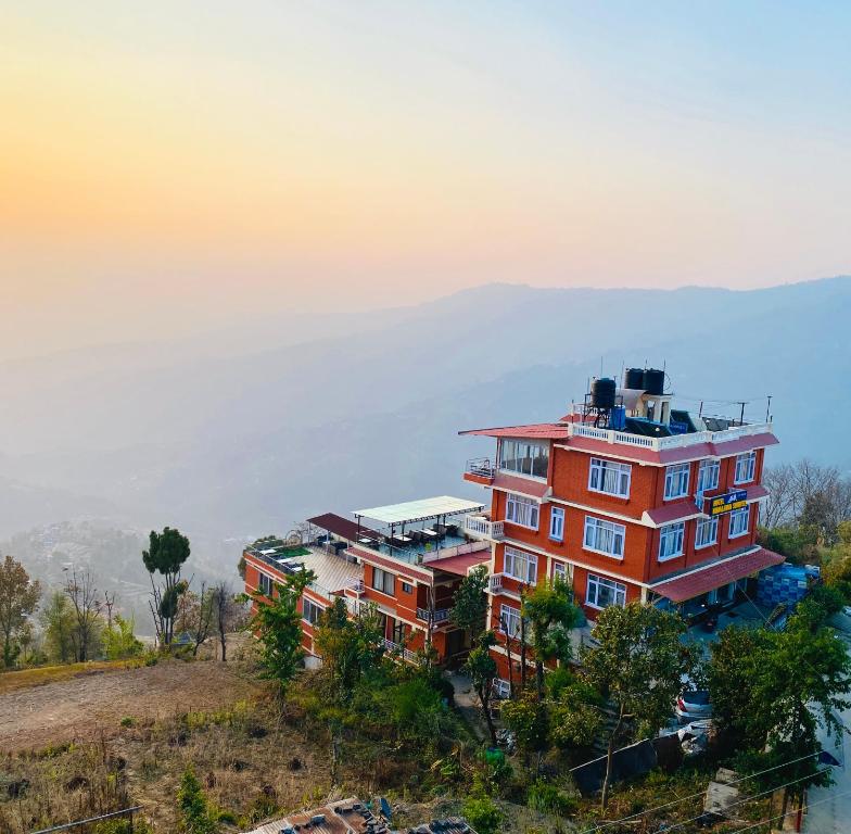 Vue aérienne d'un bâtiment sur une colline dans l'établissement Himalayan Sunrise, à Dhulikhel