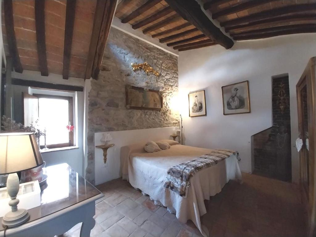 Postel nebo postele na pokoji v ubytování Romantic & Charming appartamento in centro storico Cuore di Toscana