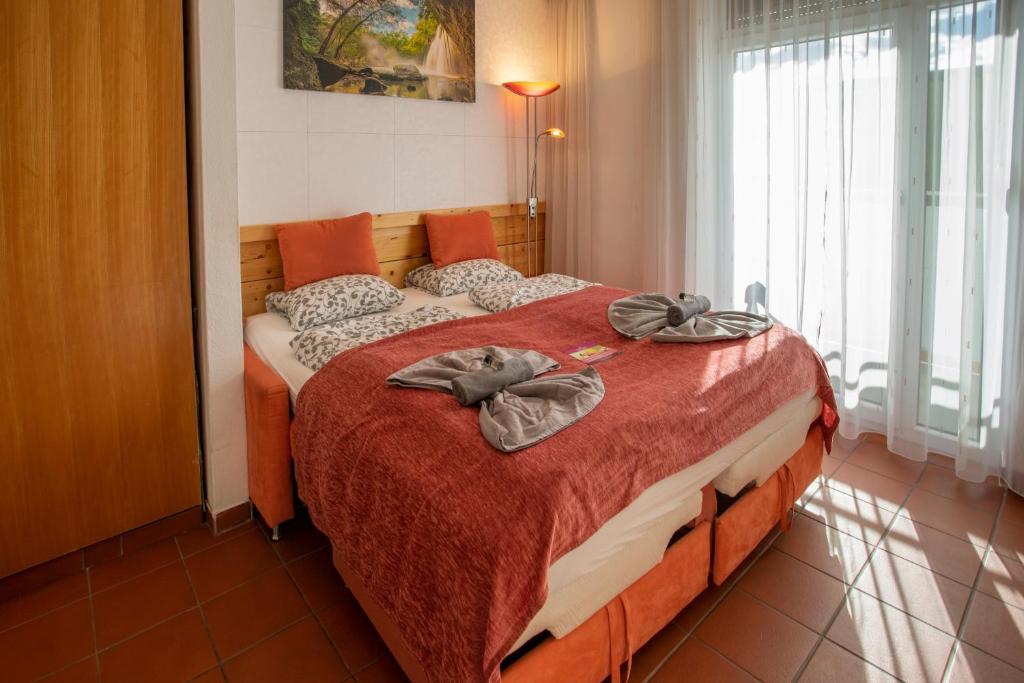 um quarto com uma cama com duas toalhas em Airport Studio Innsbruck I Free Parking em Innsbruck