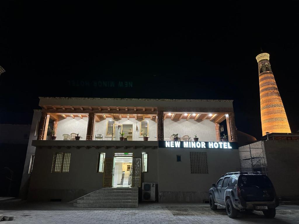 una vista de una nueva casa de cazadores por la noche en New Minor Hotel en Khiva