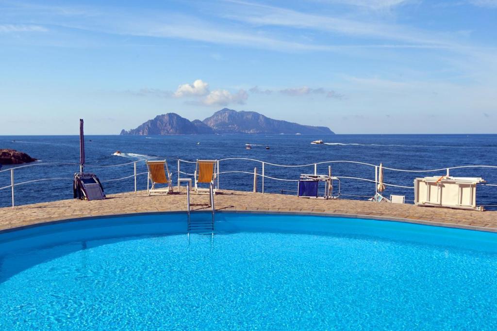 Het zwembad bij of vlak bij Villa Mary with magnificent view