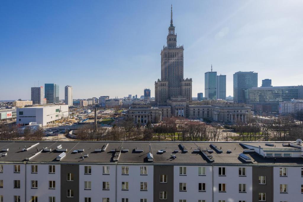華沙的住宿－Pretty Studio Apartment in Warsaw City Centre by Renters，从建筑屋顶可欣赏到城市美景