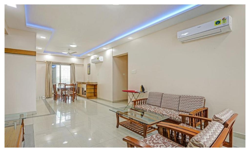 - un salon avec un canapé et une table dans l'établissement Welcome Service Apartments, à Mumbai