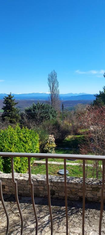 a wooden bench sitting on top of a balcony at Villa Maison de campagne 04 Vacheres Luberon 3 chambres 8 personnes in Vachères
