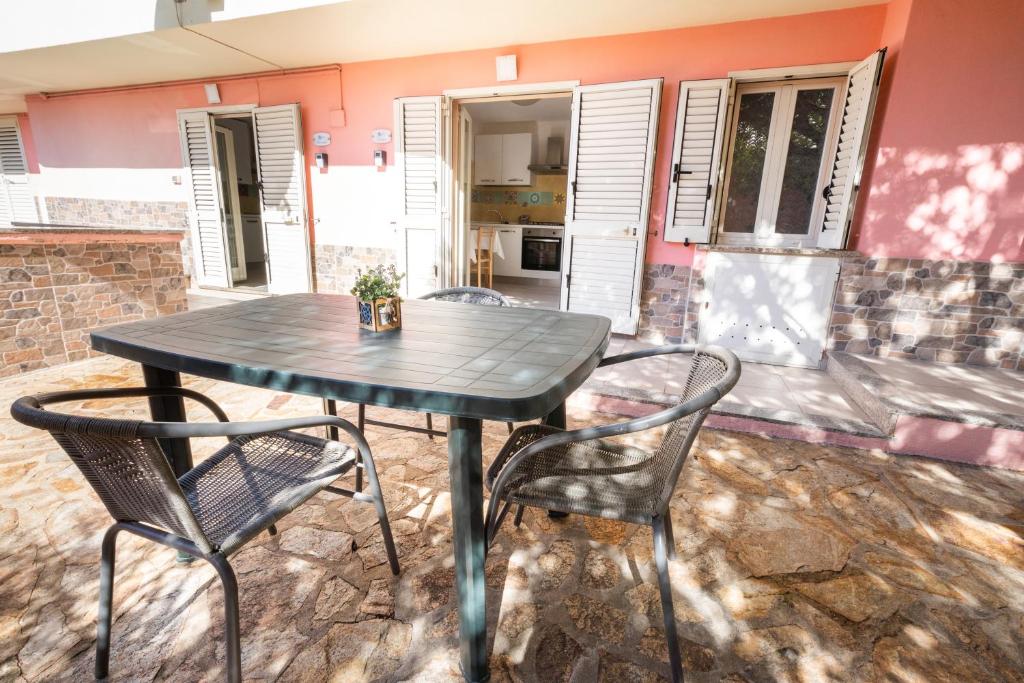 a table and two chairs on a patio at Appartamento Levante a 300m dalla spiaggia in Golfo Aranci